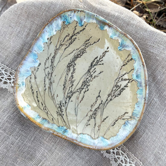 Flat bowl with grass